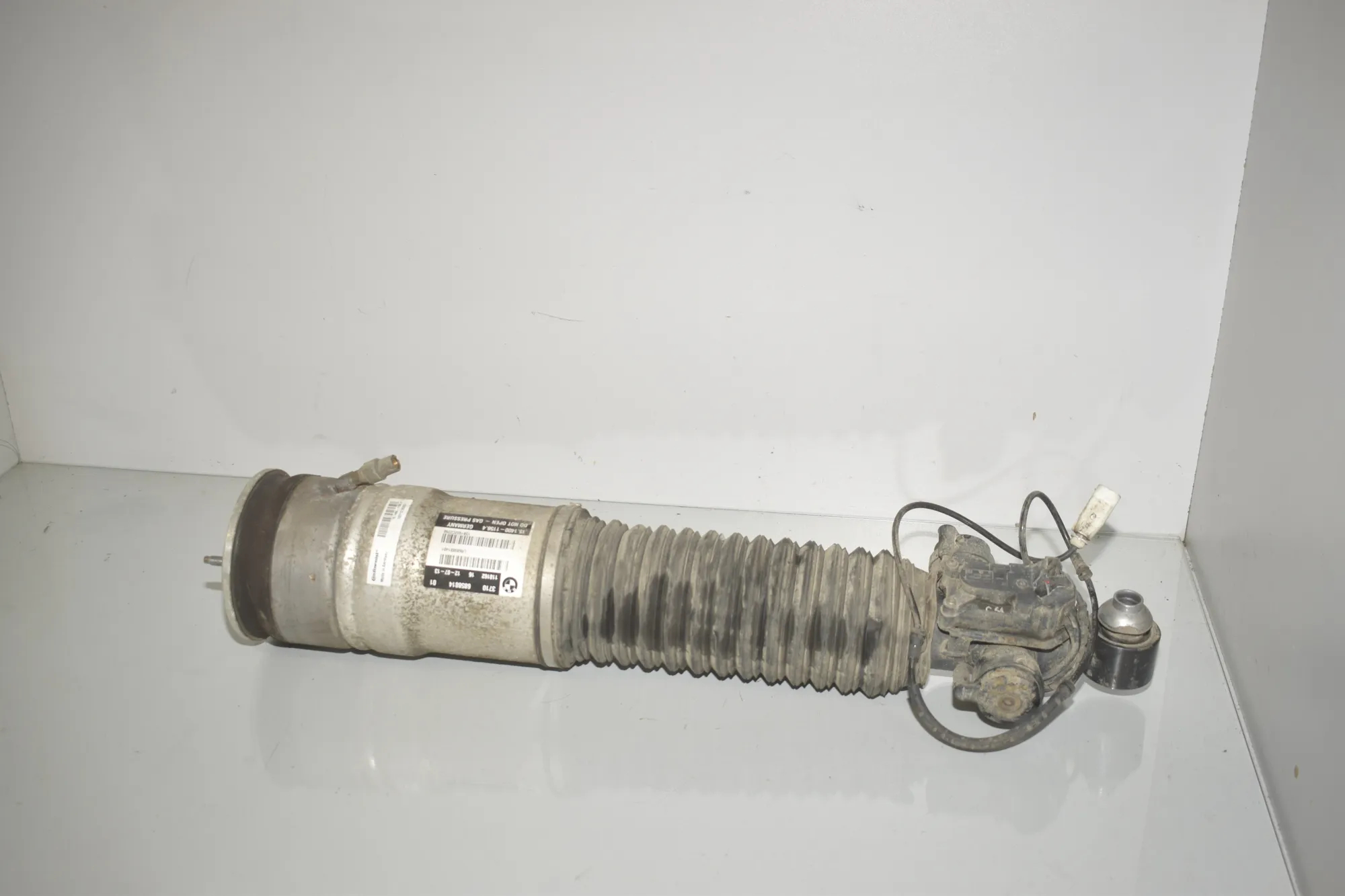Rear Right Shock Absorber – OEM 6858814 · BMW 7 (F01, F02) BMW 7 (F01, F02) 730 d 2013