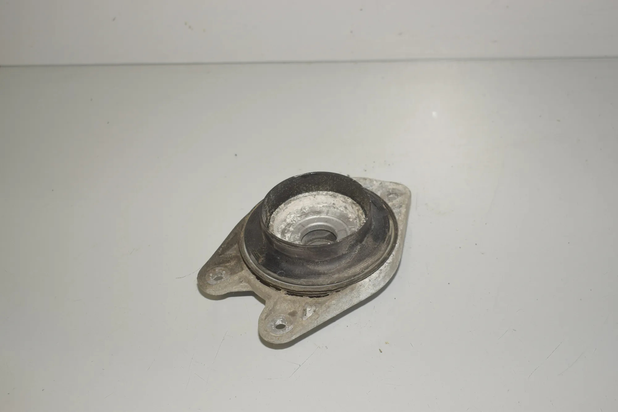Front Right Shock Absorber Bracket – OEM 6896309 · BMW i3 (I01) BMW i3 (I01) s Electric 2016 – 3