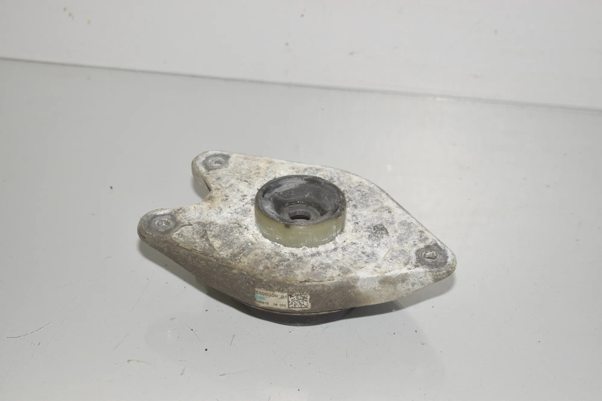 Front Right Shock Absorber Bracket – OEM 6896309 · BMW i3 (I01) BMW i3 (I01) s Electric 2016