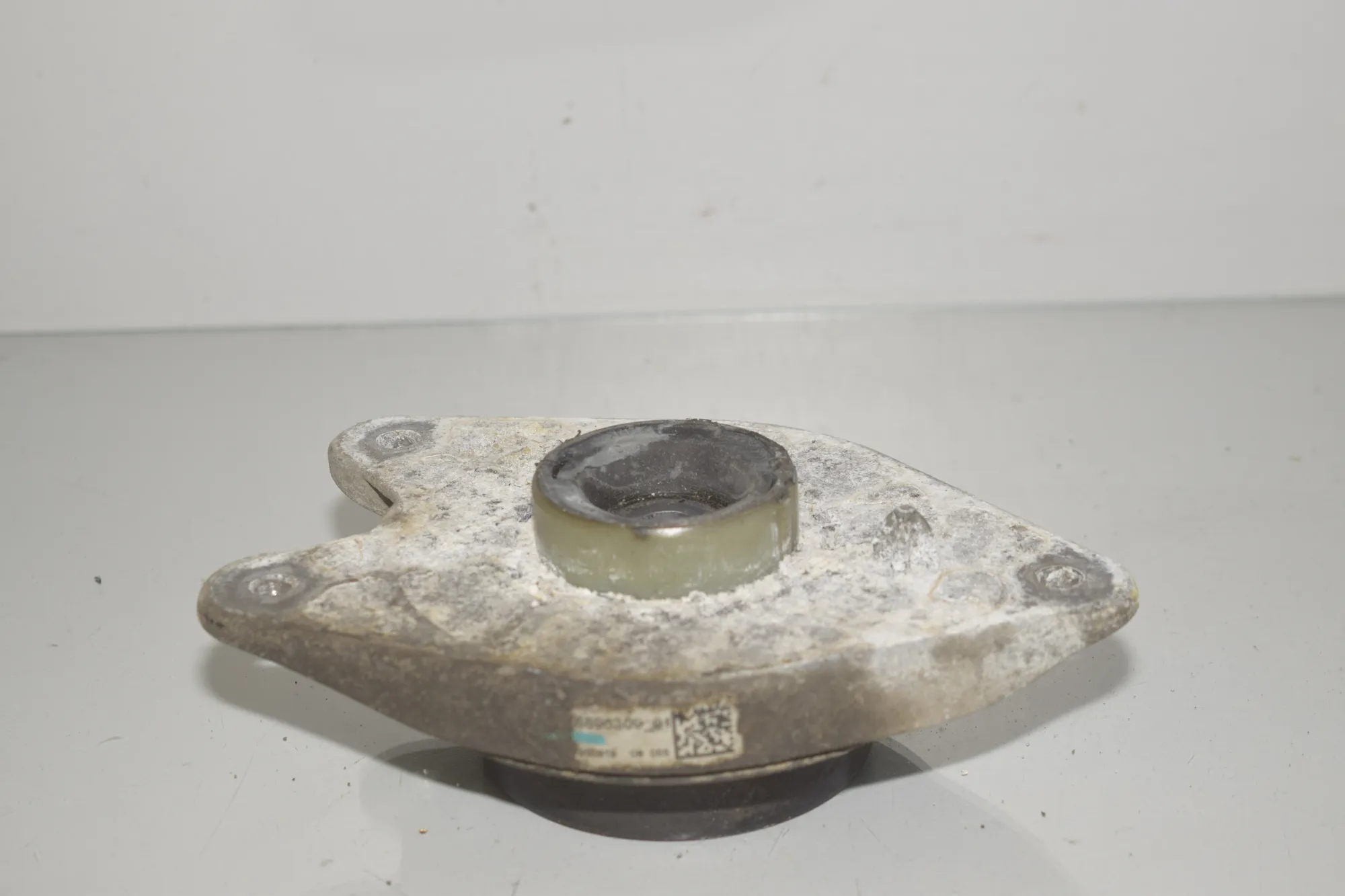 Front Right Shock Absorber Bracket – OEM 6896309 · BMW i3 (I01) BMW i3 (I01) s Electric 2016 – 2