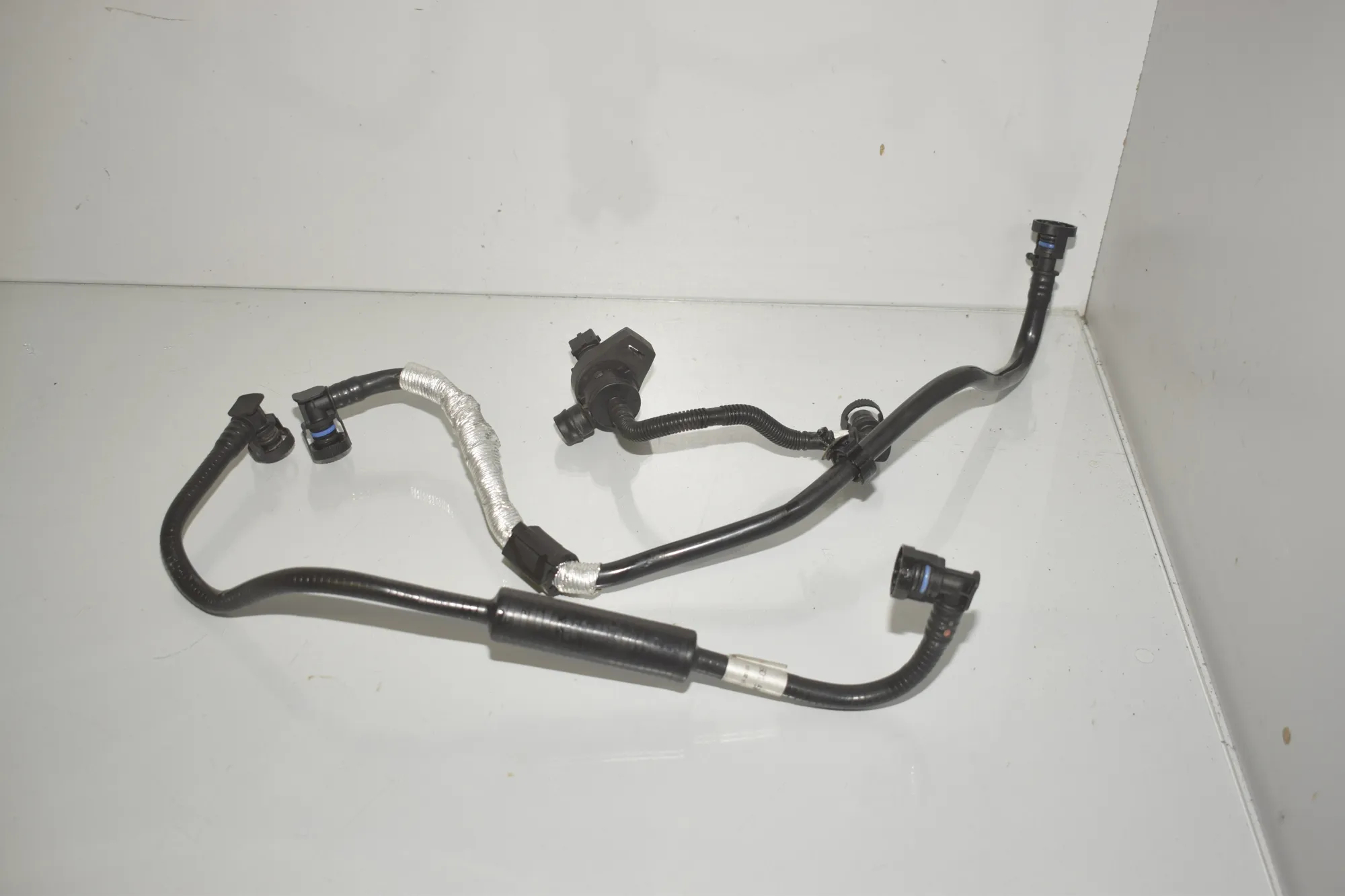 Vacuum Tube – OEM 7572237 · BMW 5 Touring (F11) 523 i 2011