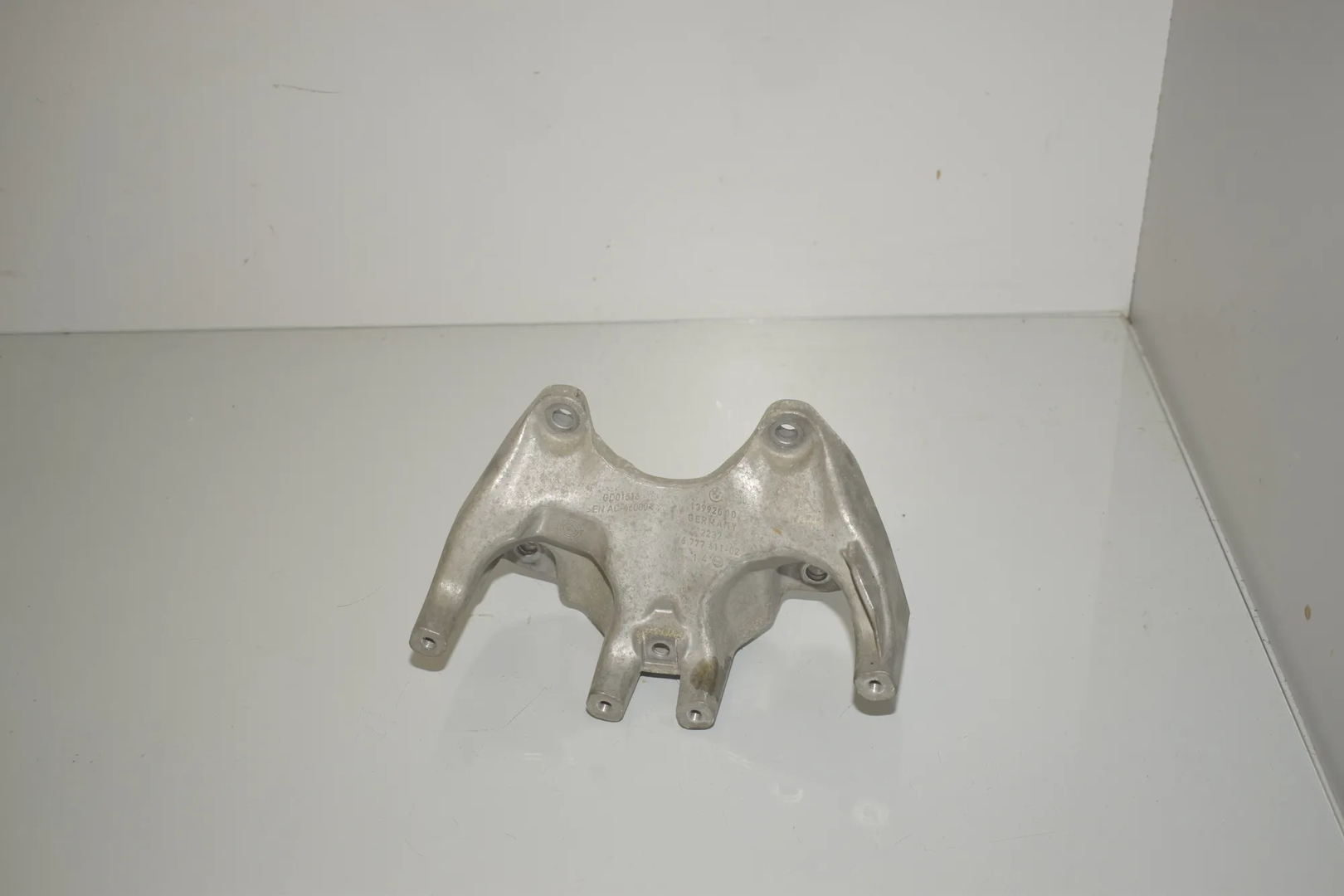 Gearbox Mount Bracket – OEM 6777611 · BMW 5 Touring (F11) 523 i 2011 – 3