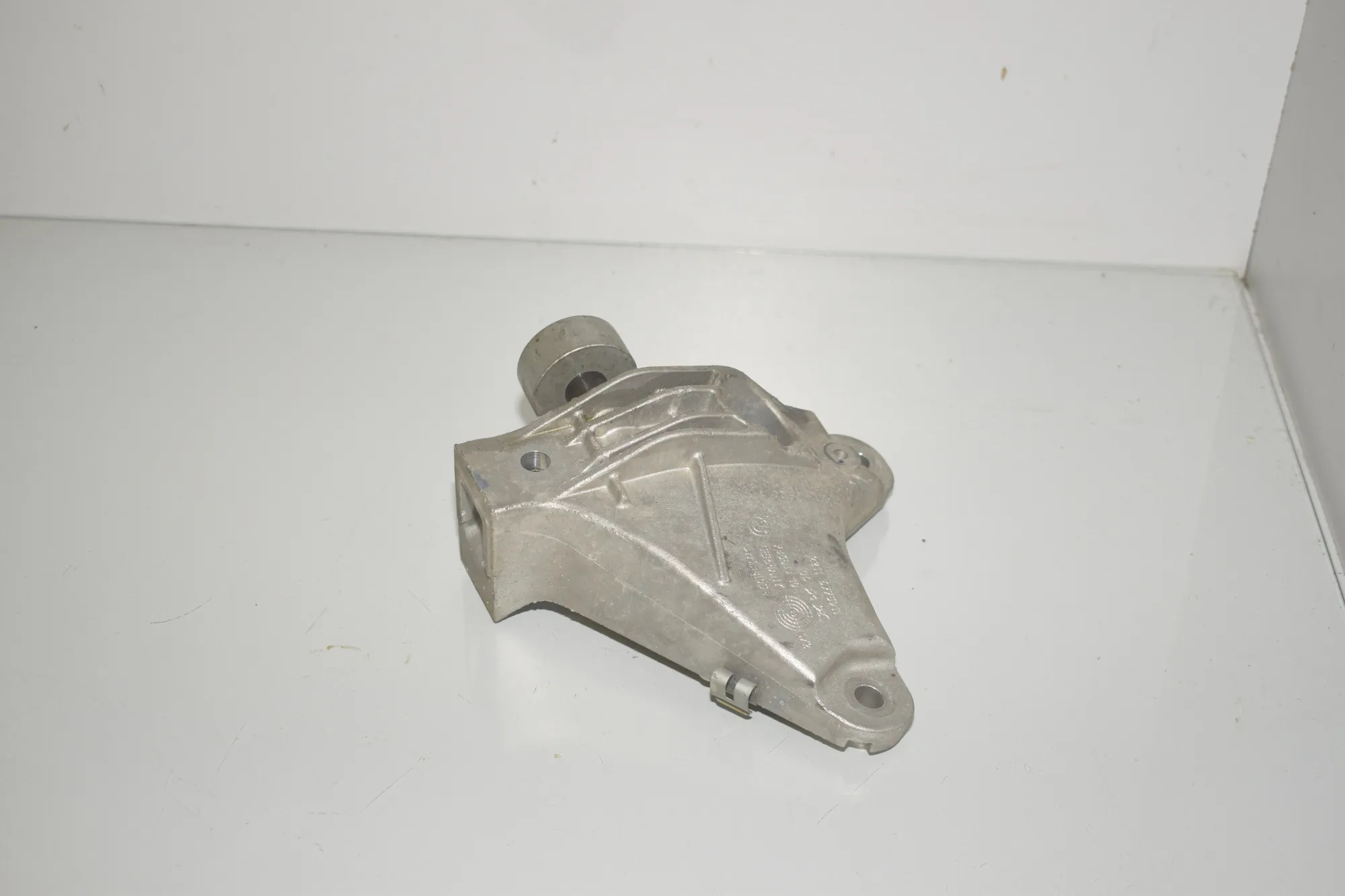 Left Side Engine Bracket – OEM 6775911 · BMW 5 Touring (F11) 523 i 2011