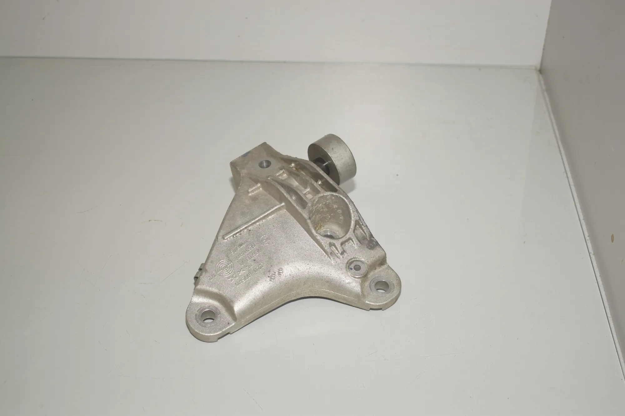 Left Side Engine Bracket – OEM 6775911 · BMW 5 Touring (F11) 523 i 2011 – 2