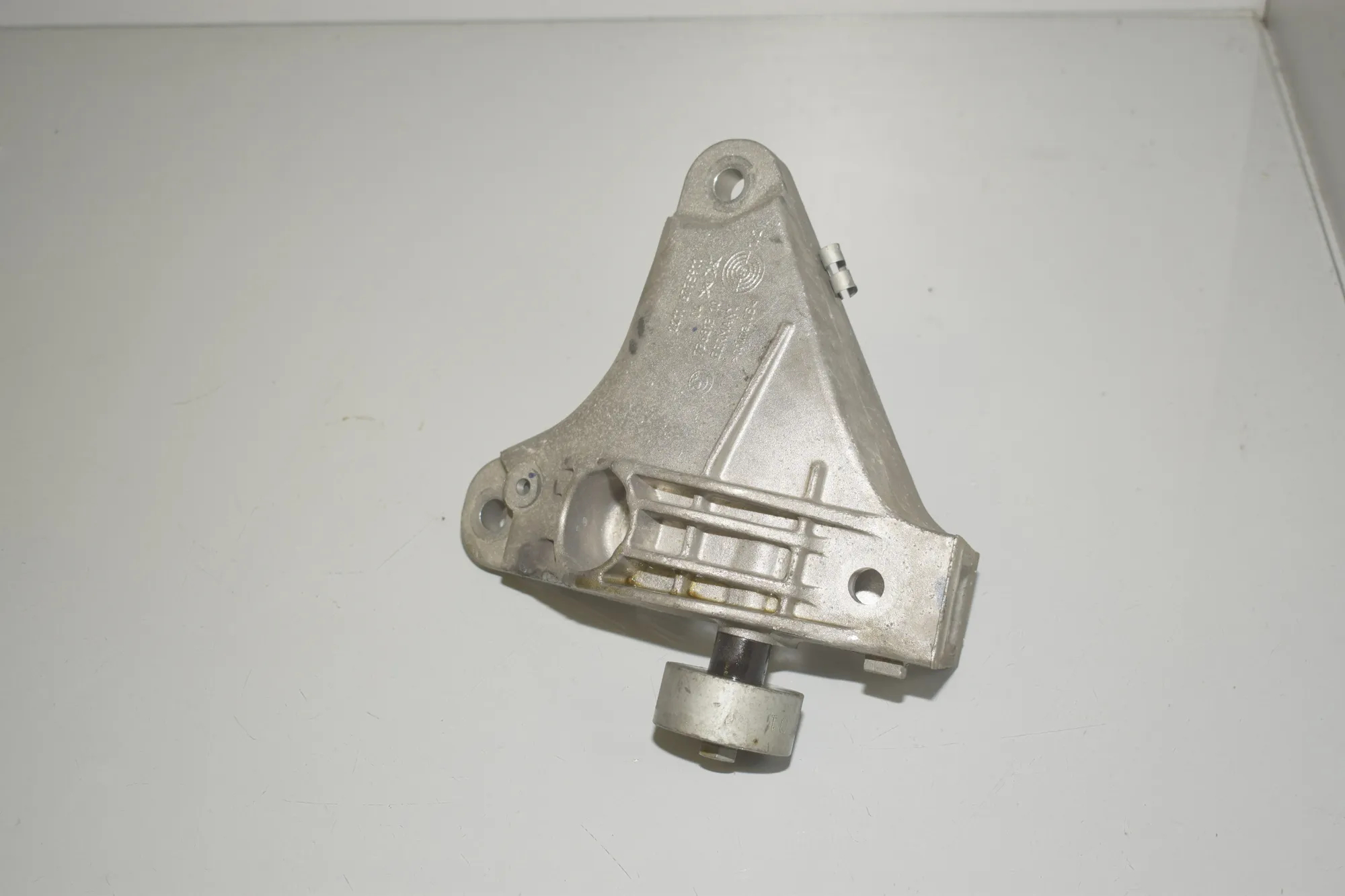 Left Side Engine Bracket – OEM 6775911 · BMW 5 Touring (F11) 523 i 2011 – 4