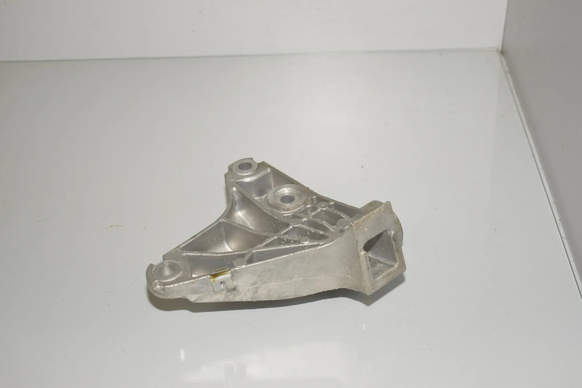 Left Side Engine Bracket – OEM 6775911 · BMW 5 Touring (F11) 523 i 2011 – 3