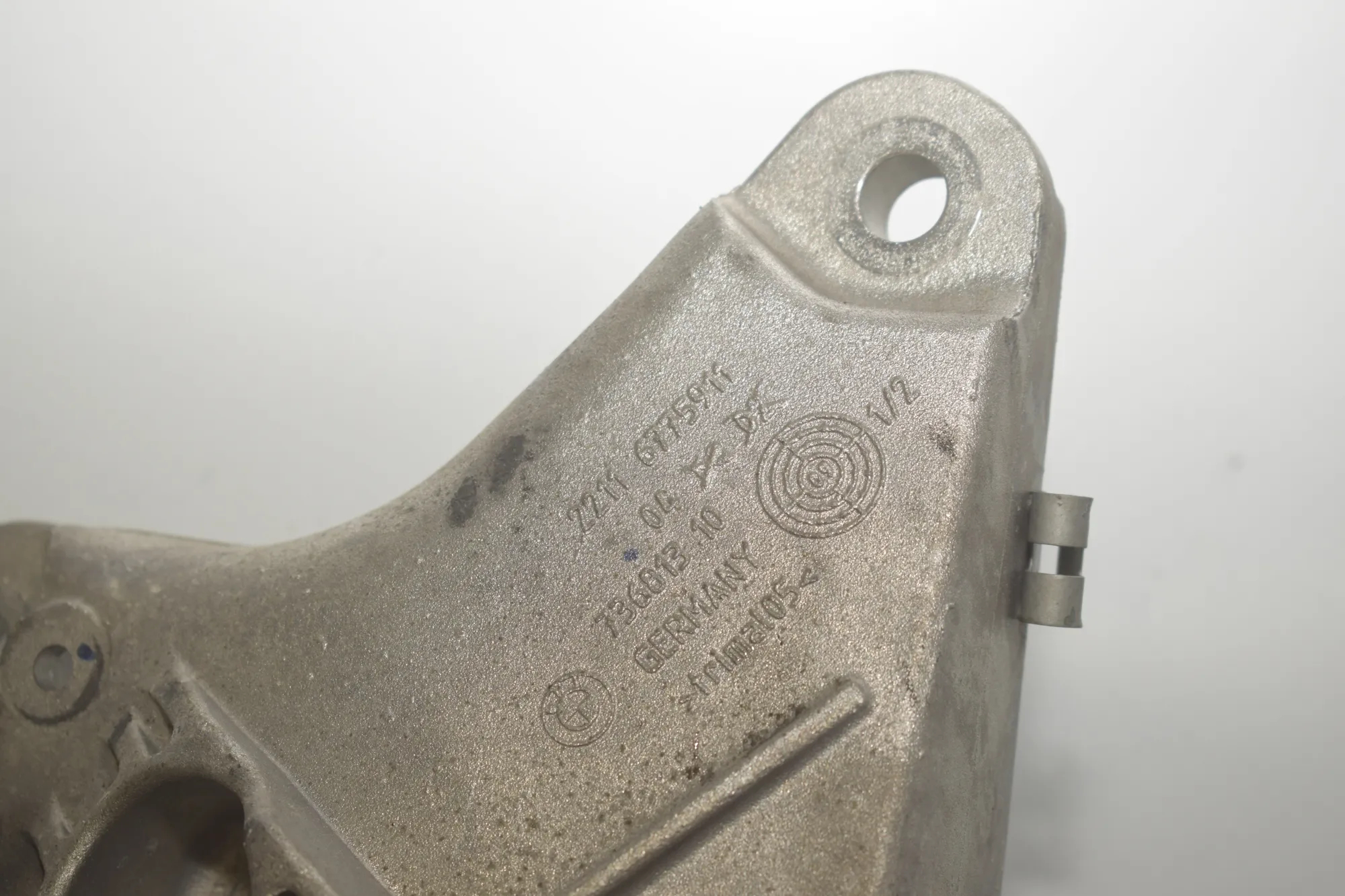 Left Side Engine Bracket – OEM 6775911 · BMW 5 Touring (F11) 523 i 2011 – 5