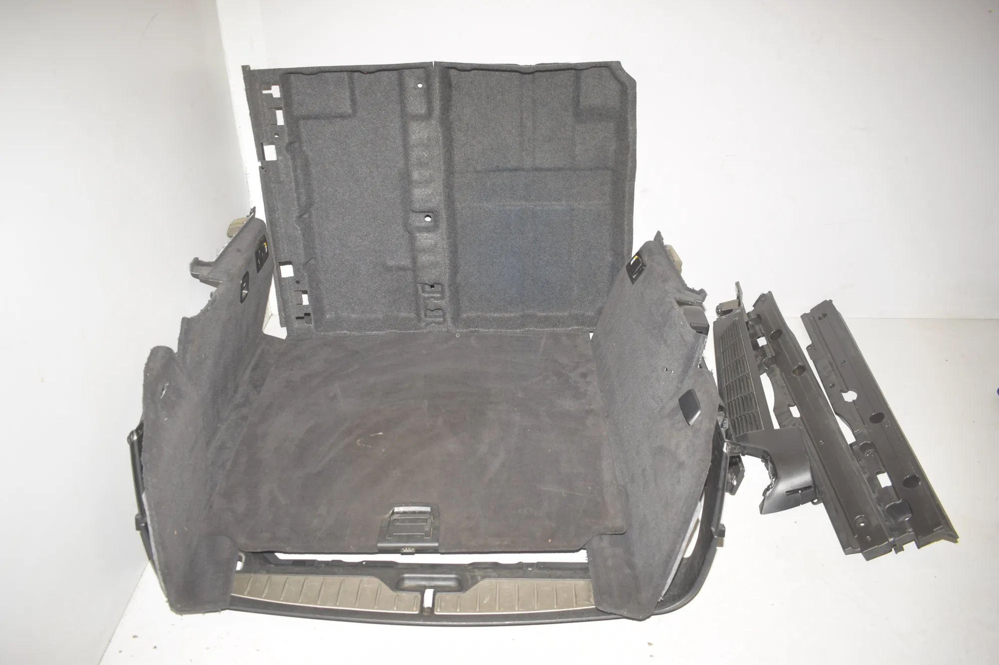 Trunk Trim Kit – OEM 9168506 · BMW 5 Touring (F11) 523 i 2011