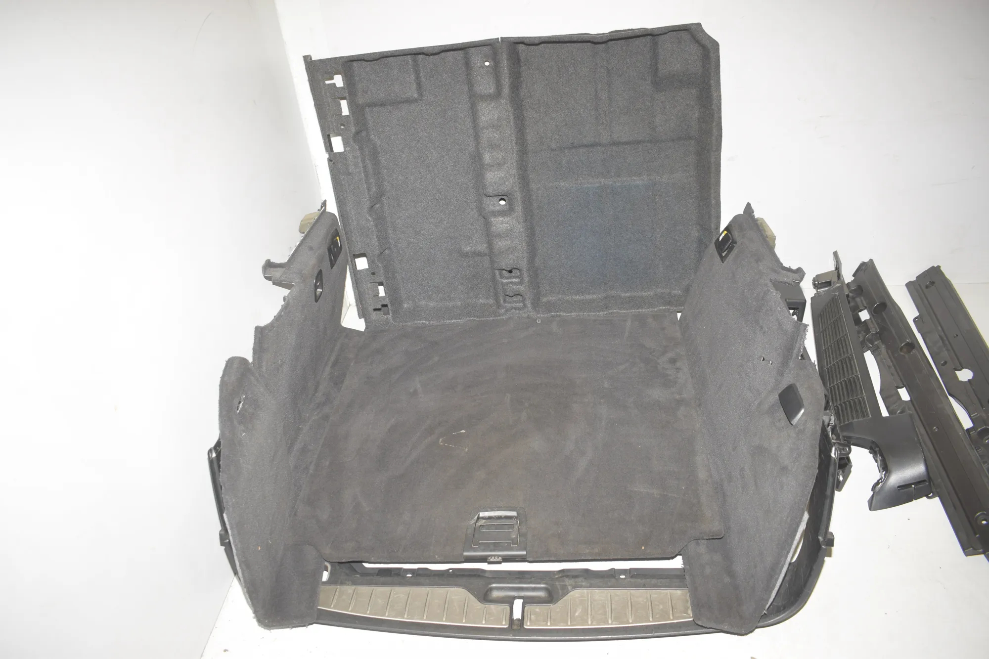 Trunk Trim Kit – OEM 9168506 · BMW 5 Touring (F11) 523 i 2011 – 2