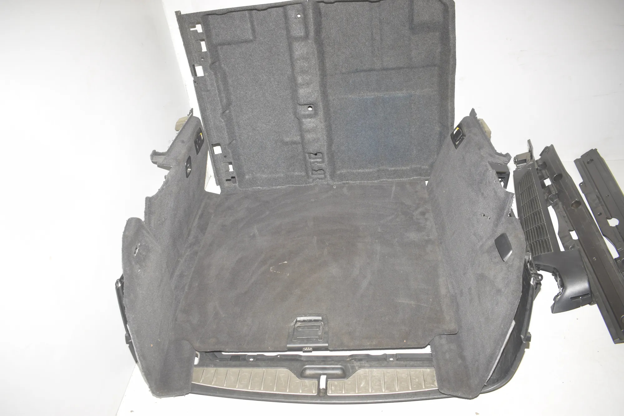 Trunk Trim Kit – OEM 9168506 · BMW 5 Touring (F11) 523 i 2011 – 3