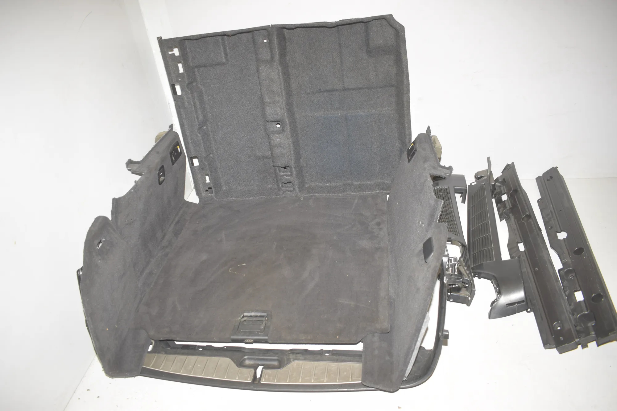 Trunk Trim Kit – OEM 9168506 · BMW 5 Touring (F11) 523 i 2011 – 7