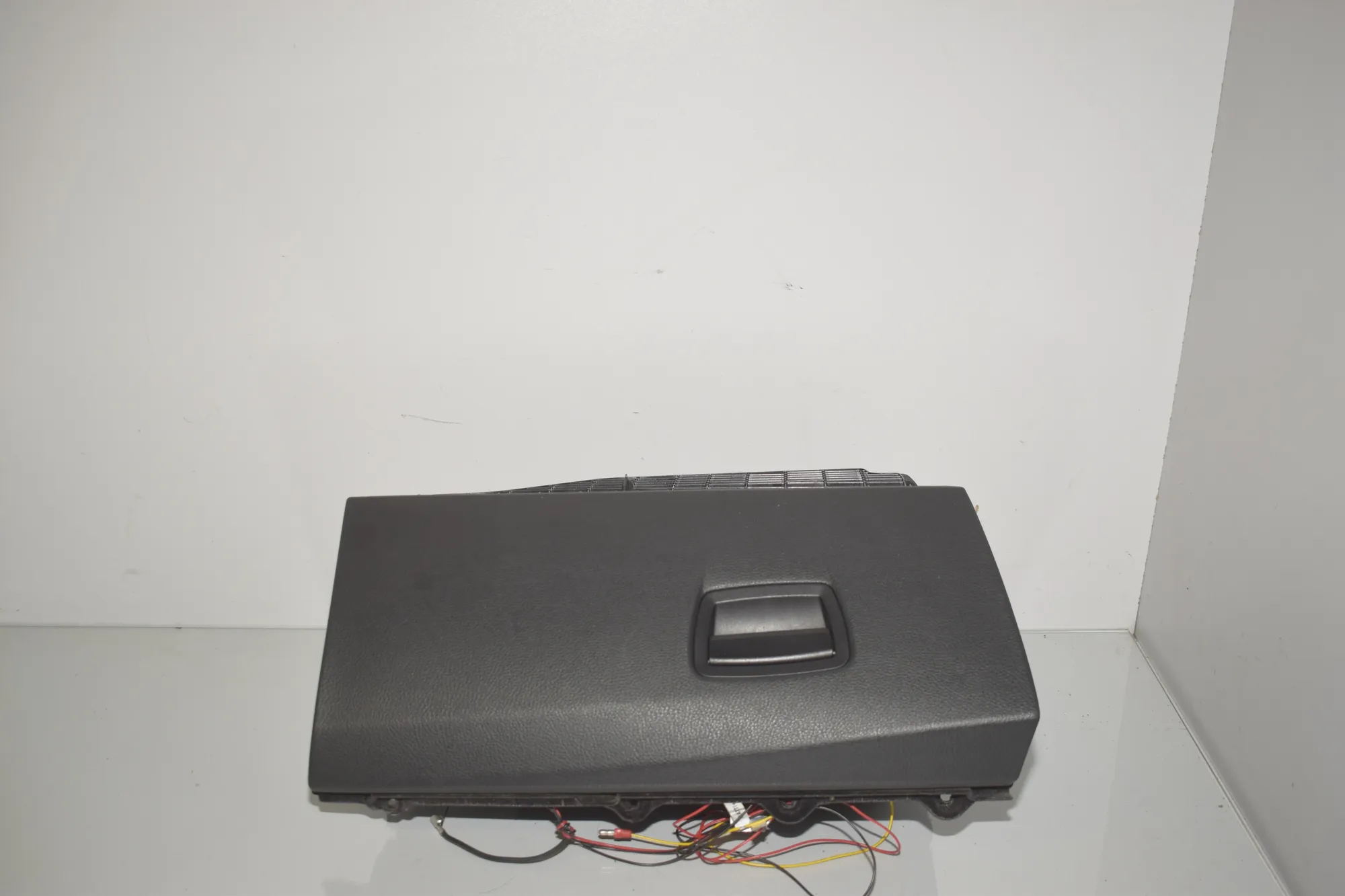 Glove Compartment – OEM 9205976 · BMW 5 Touring (F11) 530 d xDrive 2011