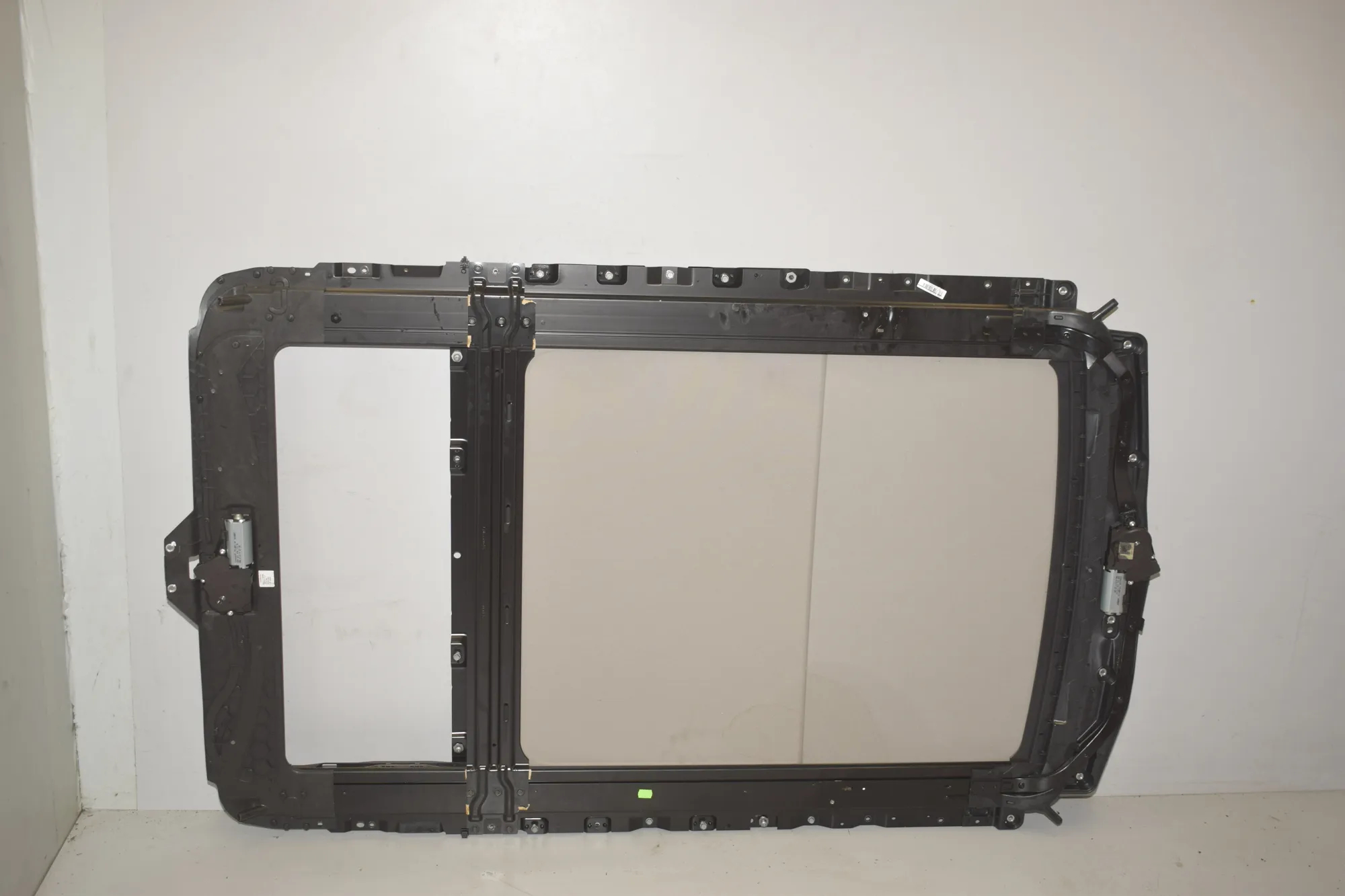 Sunroof – OEM 54107237960 · BMW 5 Touring (F11) 523 i 2011 – 8