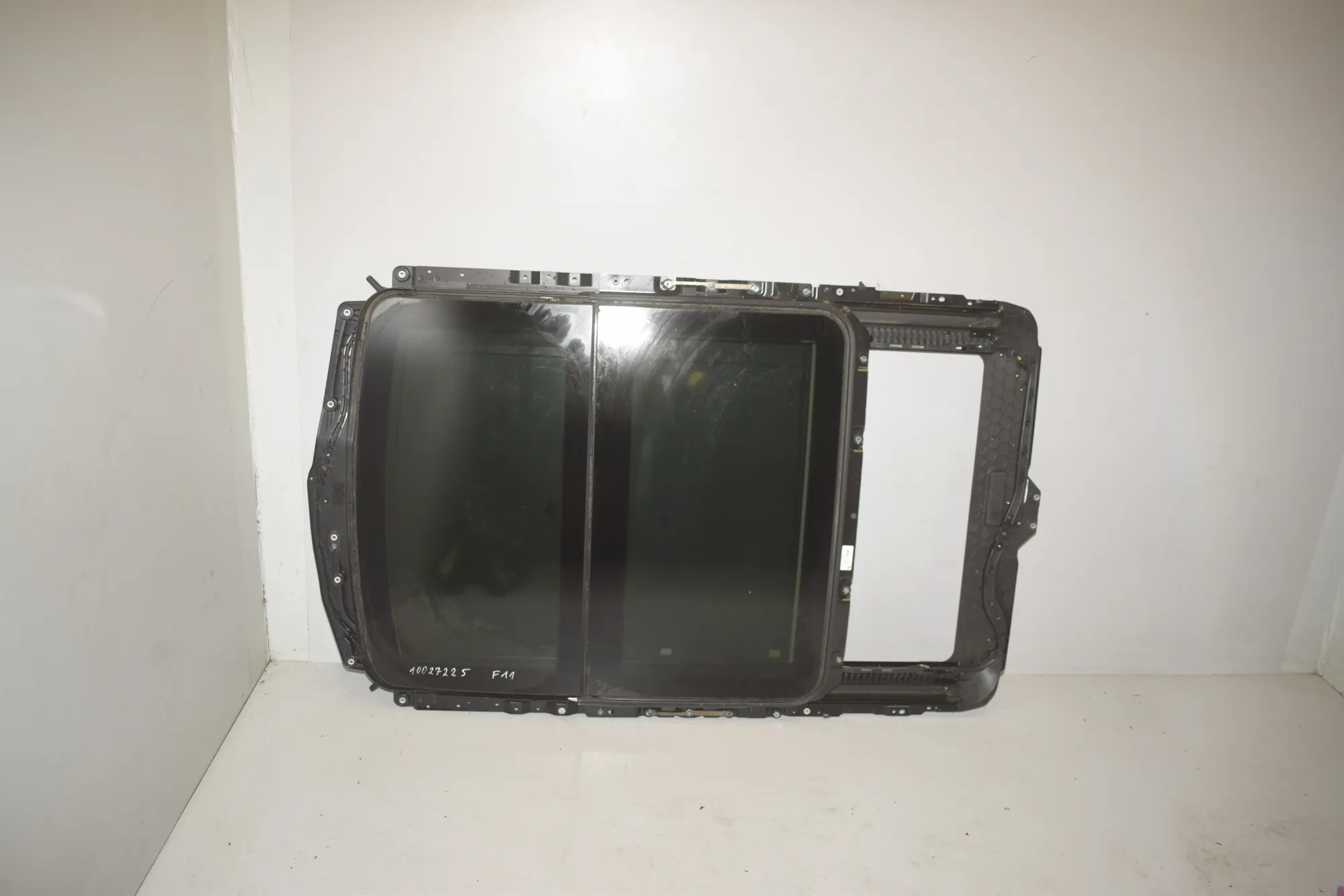 Sunroof – OEM 54107237960 · BMW 5 Touring (F11) 523 i 2011 – 6