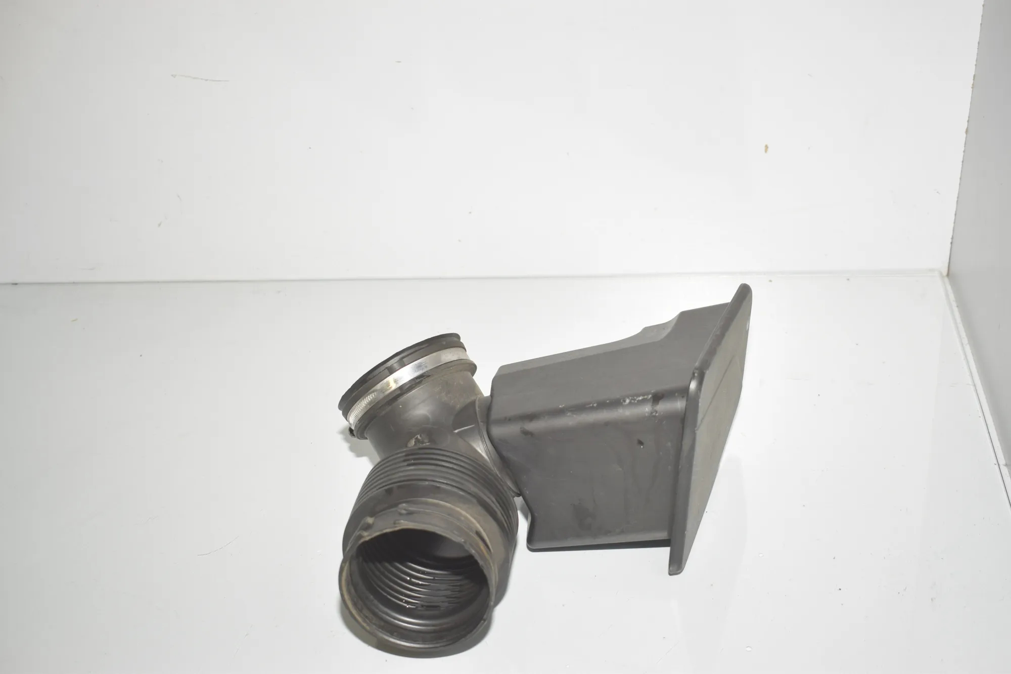 Air Intake Duct Part – OEM 7590595 · BMW 5 Touring (F11) 523 i 2011 – 3