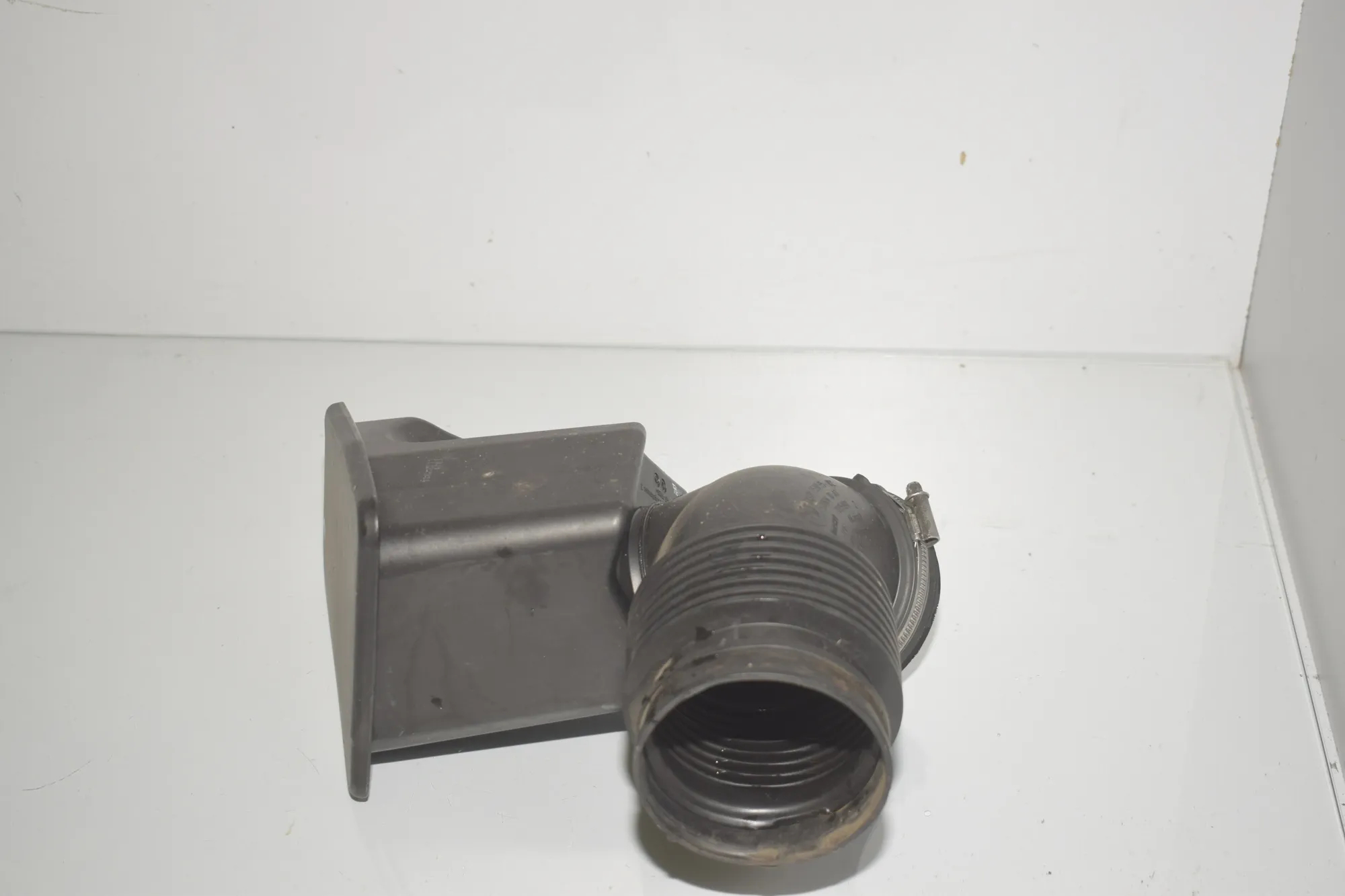 Air Intake Duct Part – OEM 7590595 · BMW 5 Touring (F11) 523 i 2011 – 2