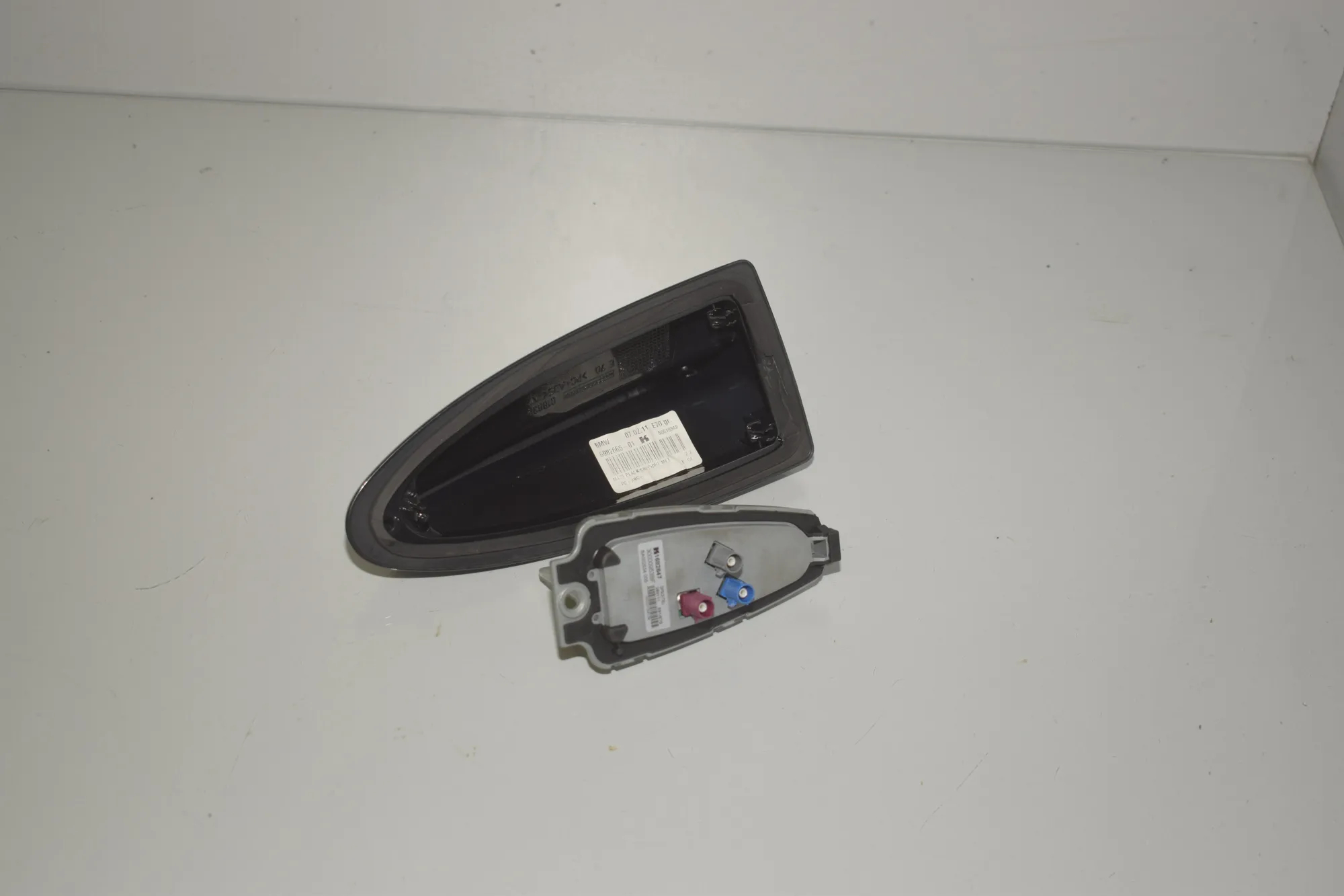 Antenna Trim – OEM 6950704 · BMW 5 Touring (F11) 523 i 2011 – 3