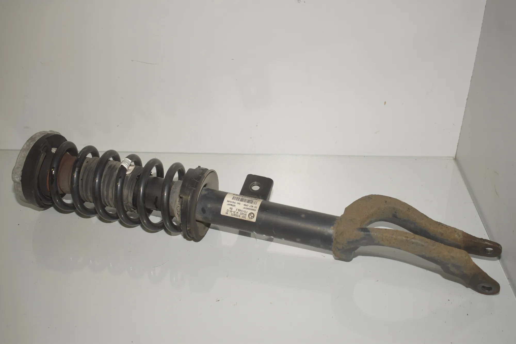 Front Left Shock Absorber – OEM 6783975 · BMW 5 Touring (F11) 535 i xDrive 2012 – 3