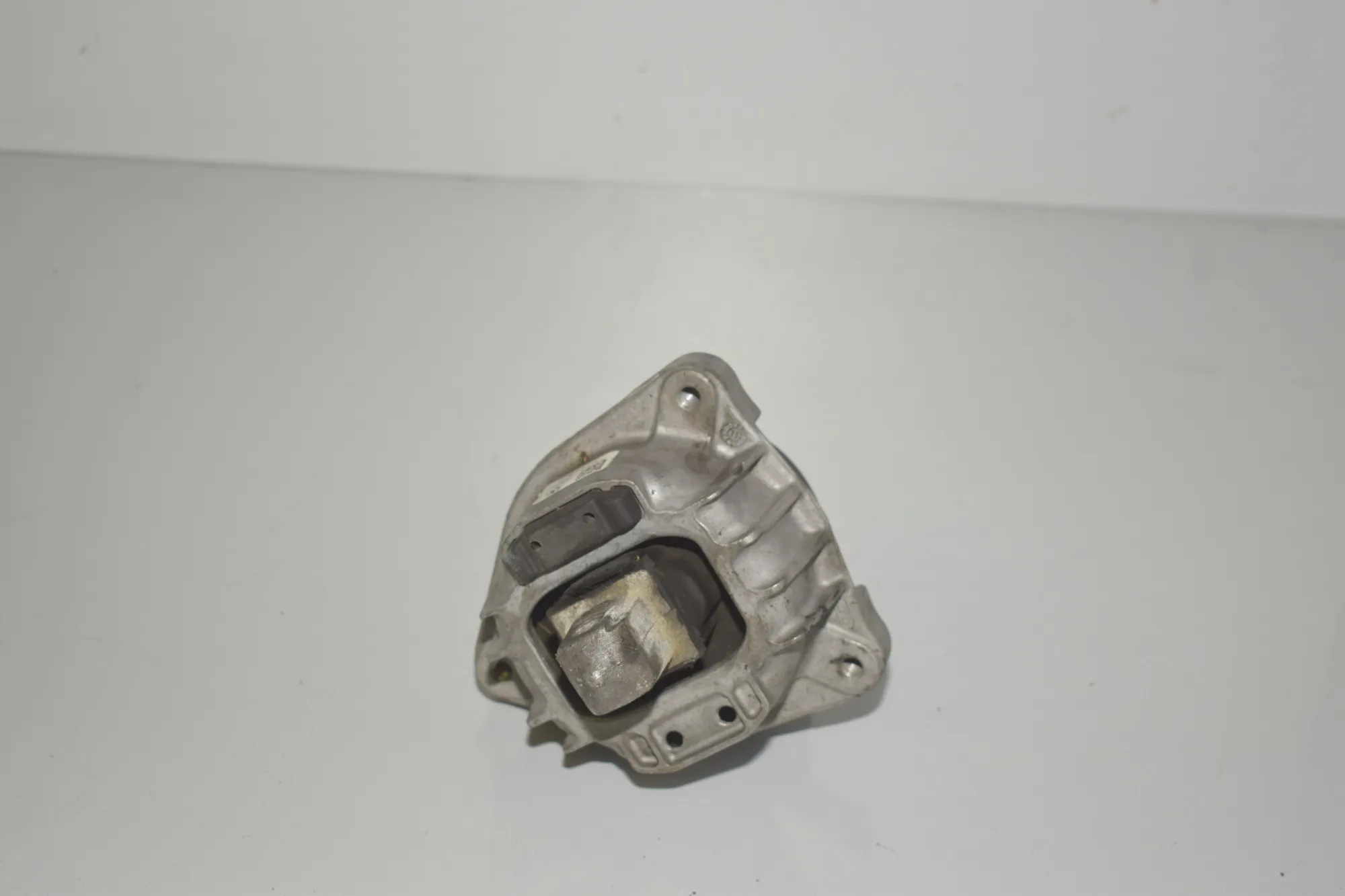Right Side Engine Mount – OEM 6777382 · BMW 5 Touring (F11) 530 d xDrive 2011 – 2