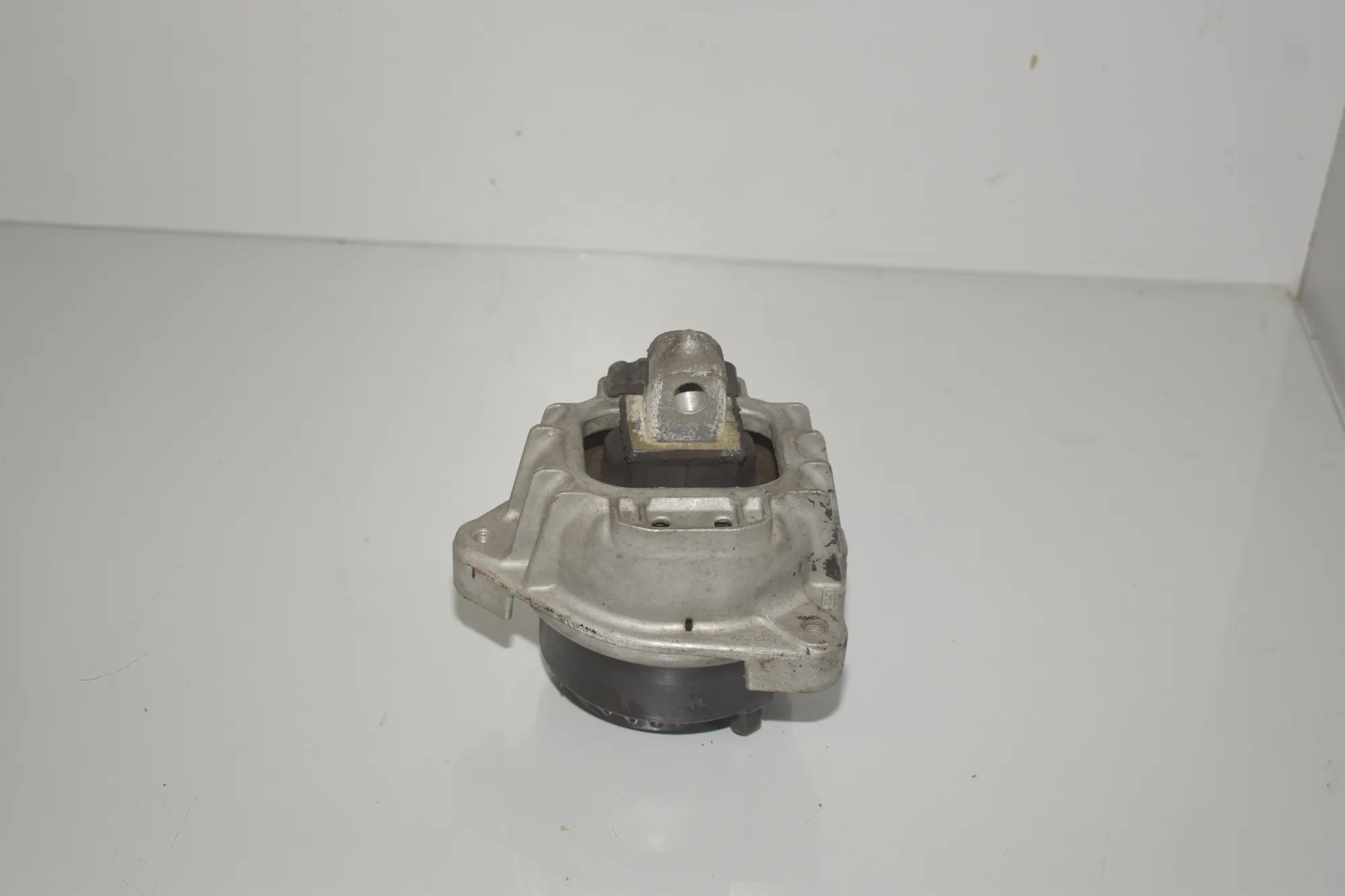 Right Side Engine Mount – OEM 6777382 · BMW 5 Touring (F11) 530 d xDrive 2011