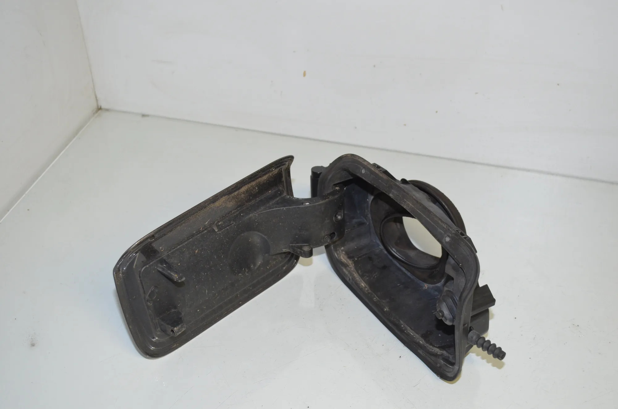Fuel Tank Flap Cap – OEM 7204365 · BMW 5 (F10) 530 d xDrive 2011 – 4