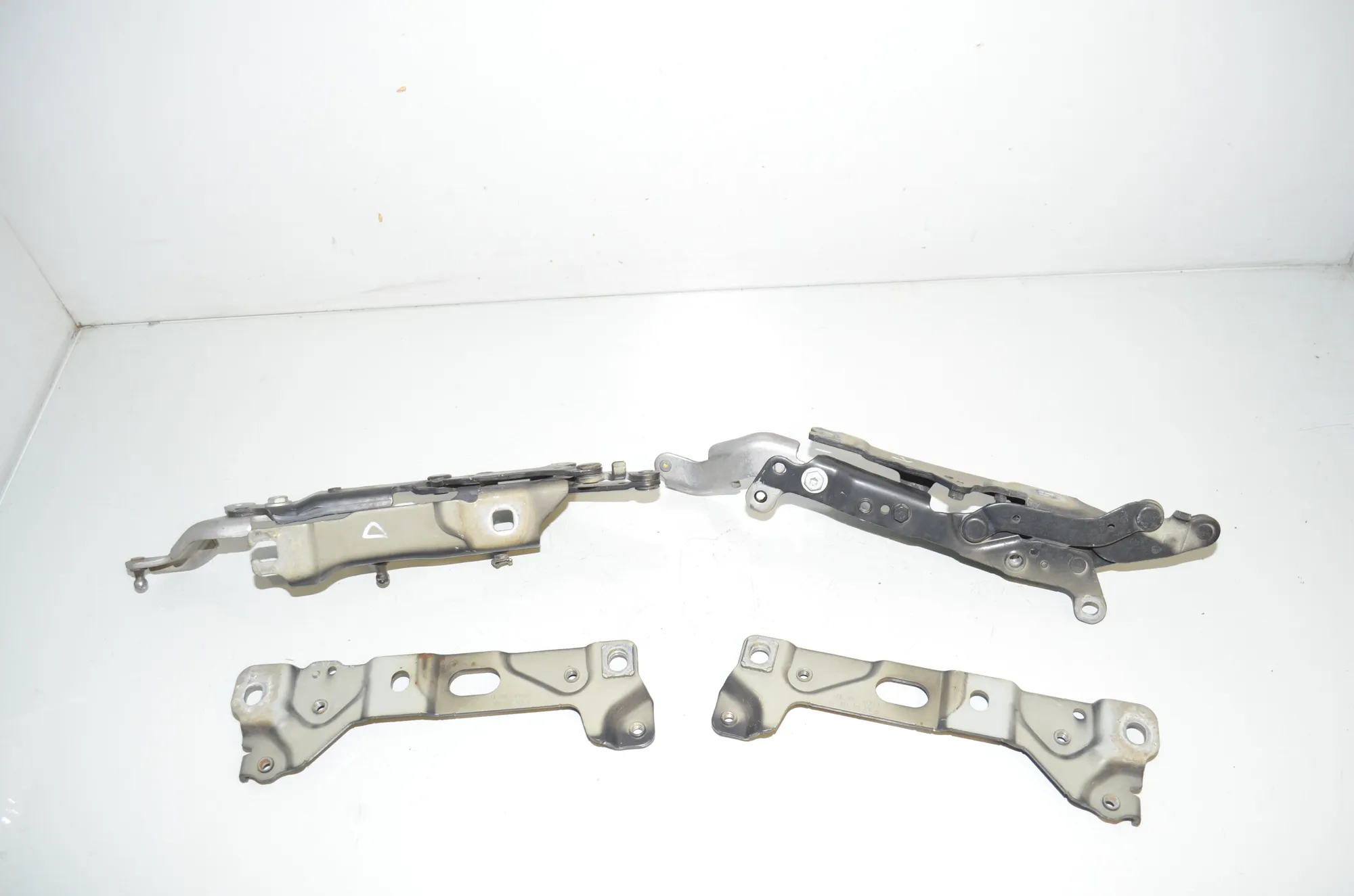 Front Right Bonnet Hinge – OEM 7191328 · BMW 5 Touring (F11) 530 d 2010 – 3