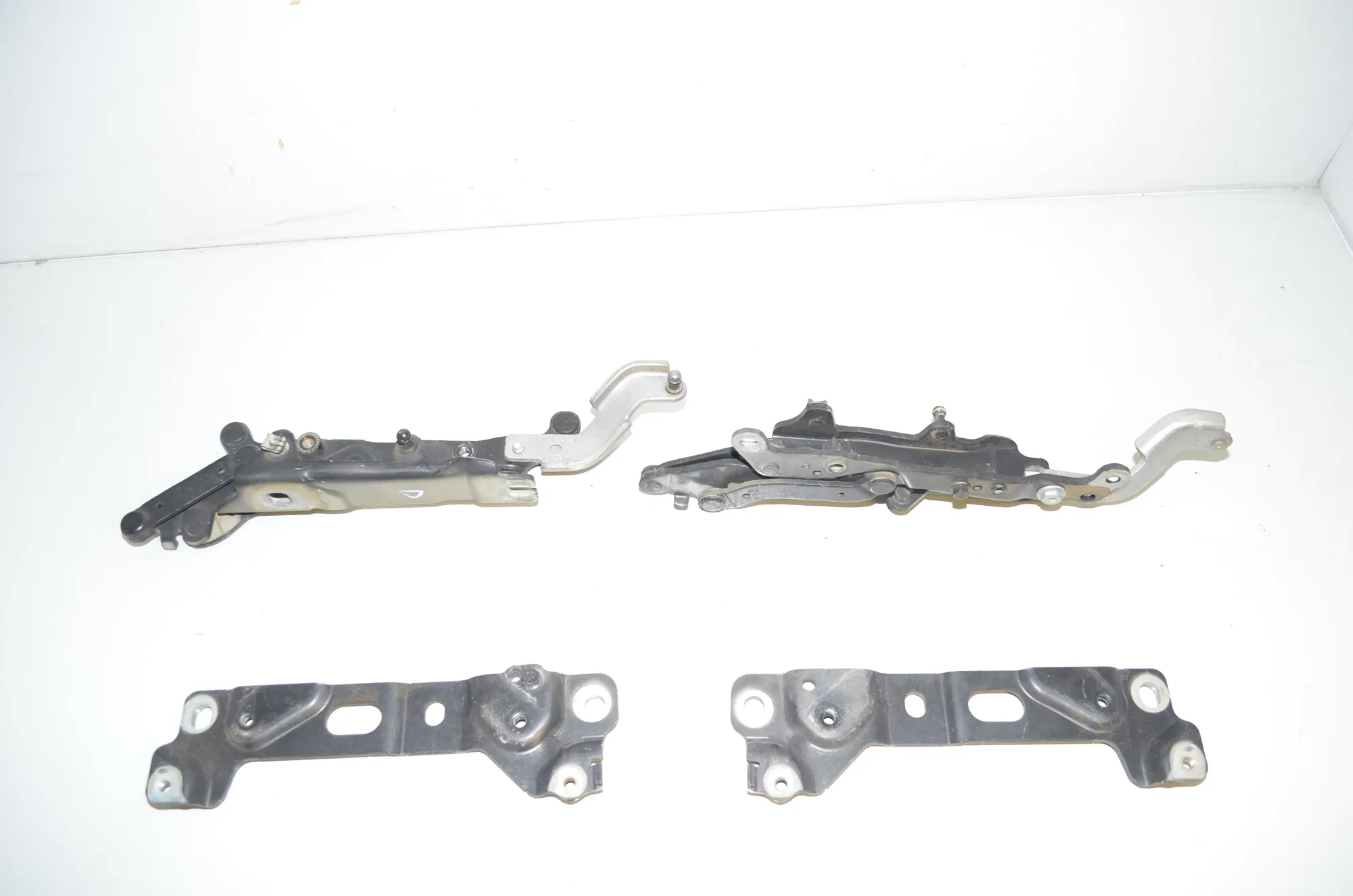 Front Right Bonnet Hinge – OEM 7191328 · BMW 5 Touring (F11) 530 d 2010