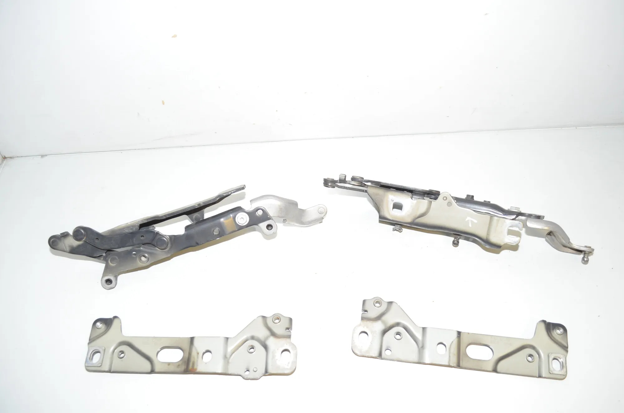 Front Right Bonnet Hinge – OEM 7191328 · BMW 5 Touring (F11) 530 d 2010 – 4