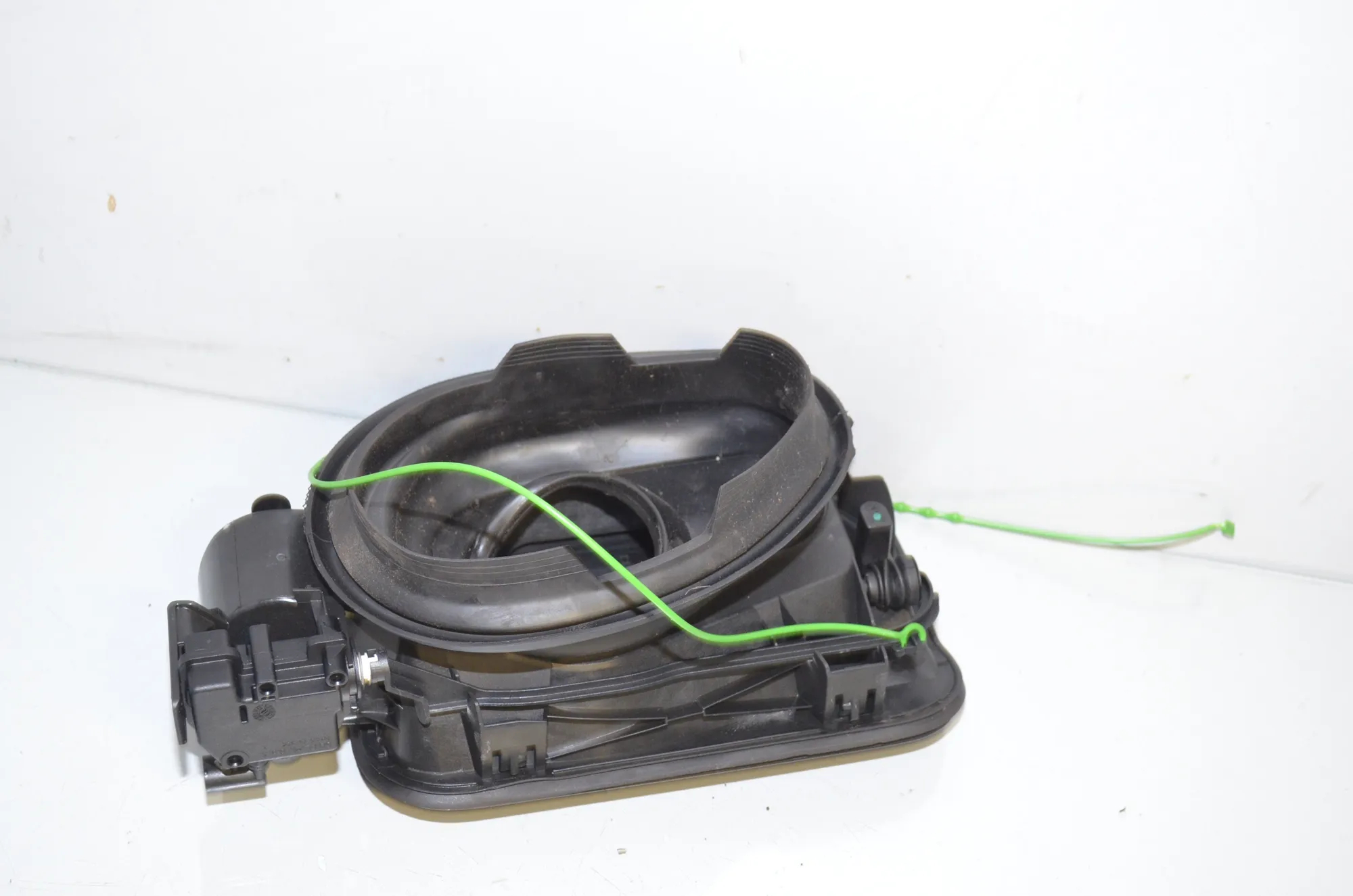 Fuel Tank Flap Cap – OEM 7238100 · BMW 3 Touring (F31) 330 d 2013 – 3