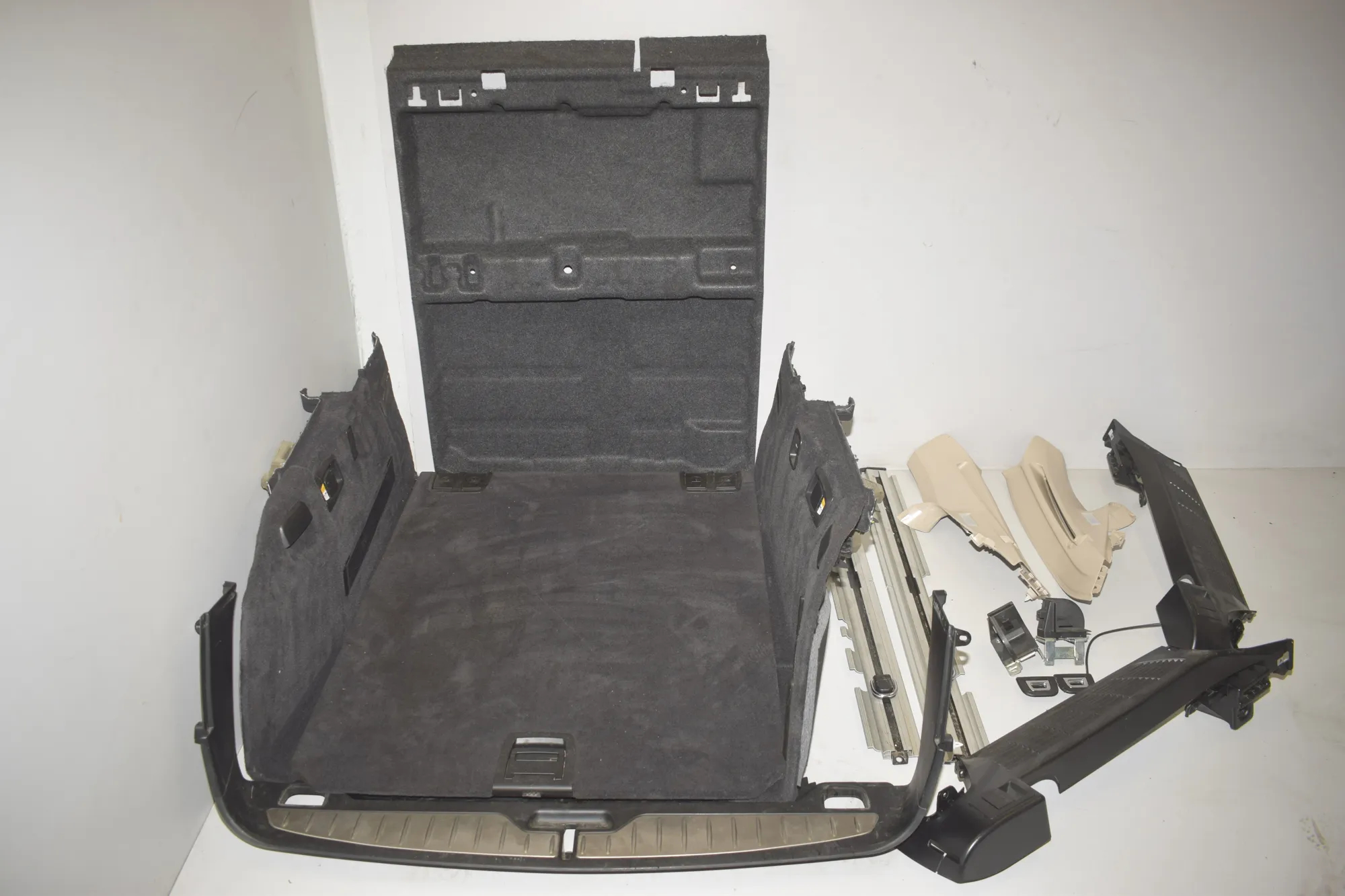 Trunk Trim Kit – OEM 9168506 · BMW 5 Touring (F11) 530 d 2012
