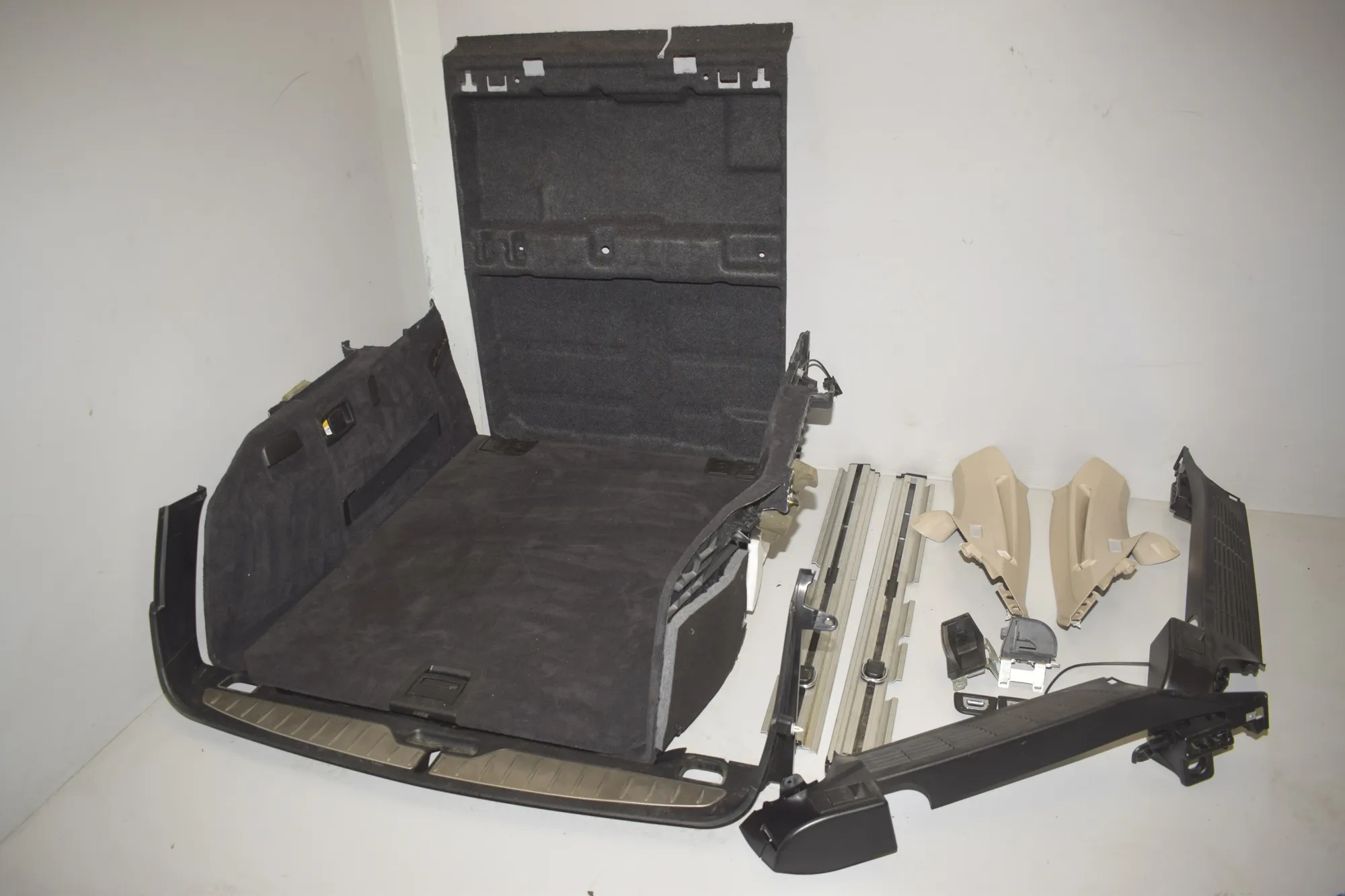 Trunk Trim Kit – OEM 9168506 · BMW 5 Touring (F11) 530 d 2012 – 3