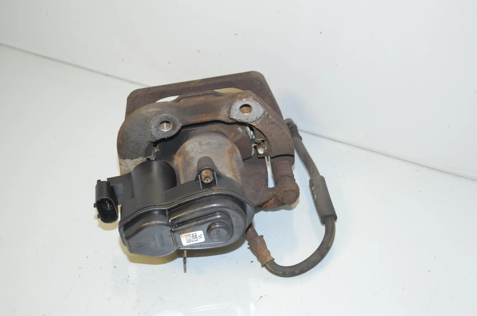 Rear Left Brake Caliper – OEM 6793047 · BMW 5 Touring (F11) 530 d xDrive 2015 – 4