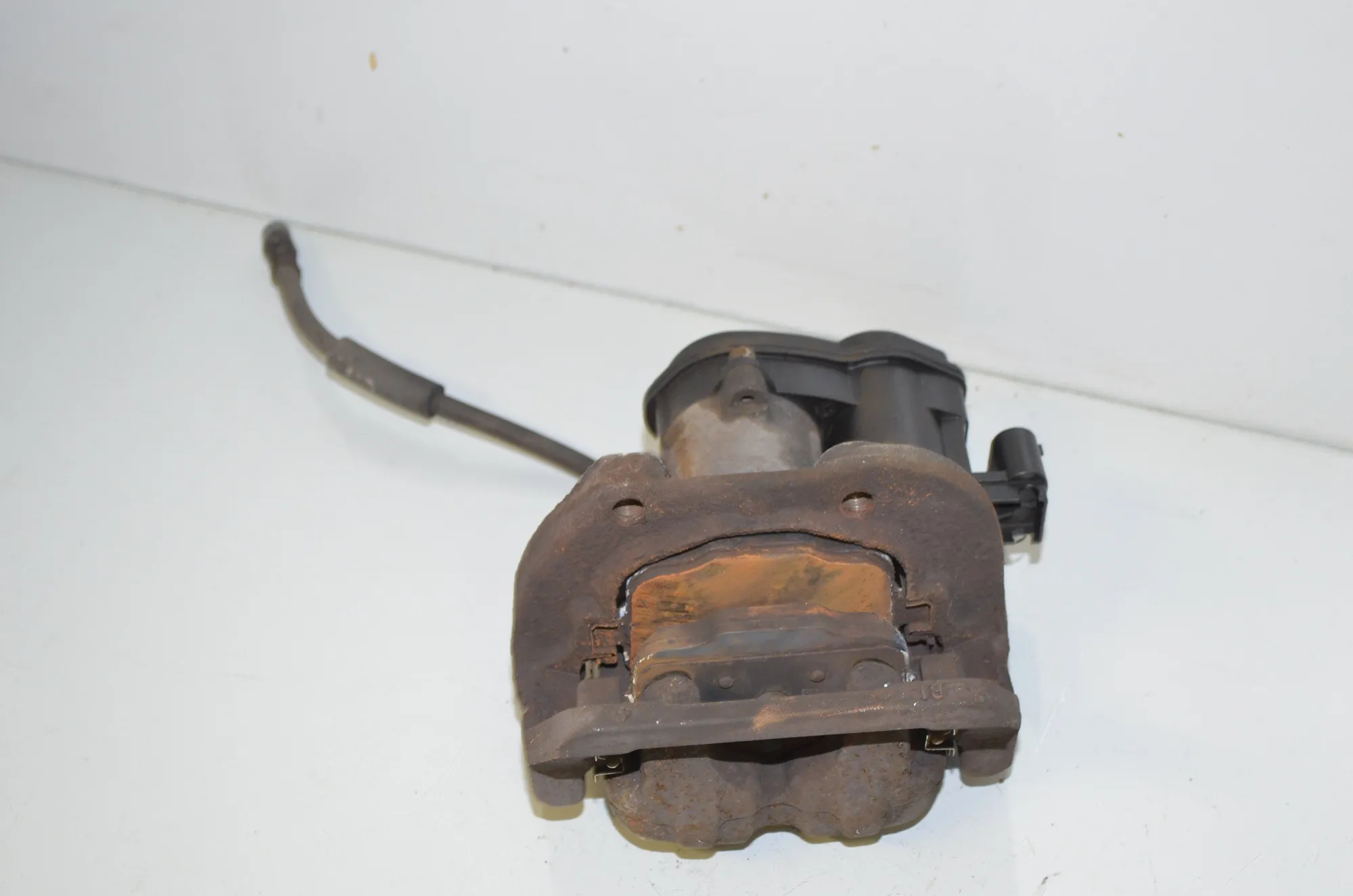 Rear Left Brake Caliper – OEM 6793047 · BMW 5 Touring (F11) 530 d xDrive 2015 – 3