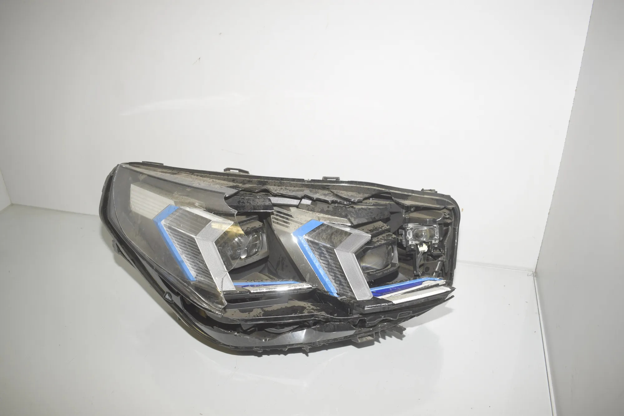 Front Right Headlight – OEM 5A77EB8 · BMW X2 (U10) BMW X2 (U10) xDrive 20 2024