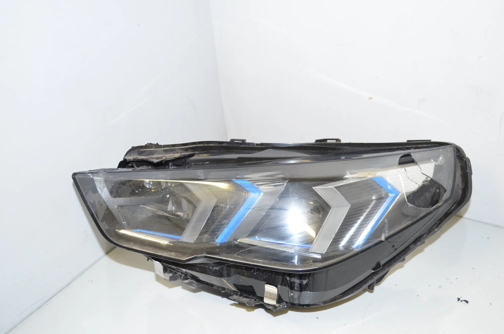 Front Left Headlight – OEM 5A77EB7 · BMW X2 (U10) BMW X2 (U10) xDrive 20 2024 – 6